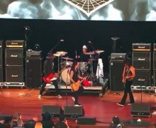 Tracii Guns on Steve ‘Riley’s L.A. Guns’ @ 2021 M3 Rock Festival: “Goddamn that’s some shitty guitar playing” – VIDEO