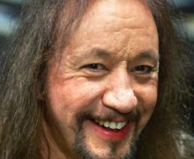 Recent Pic of KISS Guitarist Ace Frehley Smiling w/ No Shades – 2022
