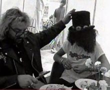 Manager Alan Niven on His 1st Meeting with Guns N’ Roses in 1986: “Only Izzy and Slash turned up for the meet. Izz nodded out at the table” – 2022 – INTERVIEW